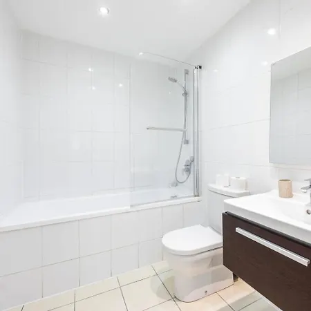 Chic Steps From Liverpool Street Holiday home London