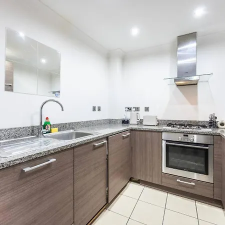 Chic Steps From Liverpool Street Holiday home London