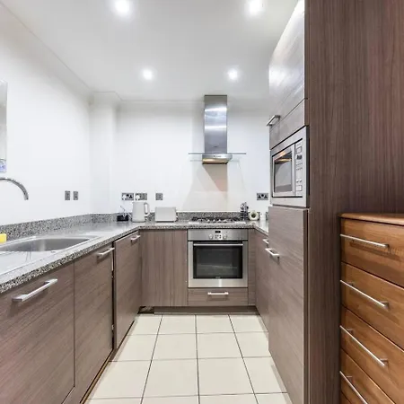 Chic Steps From Liverpool Street London