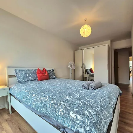 2 Bedroom Flat, Minutes From Shoreditch, Spitalfields & Brick Lane, Sleeps 4 Guests London
