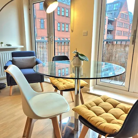 2 Bedroom Flat, Minutes From Shoreditch, Spitalfields & Brick Lane, Sleeps 4 Guests * London