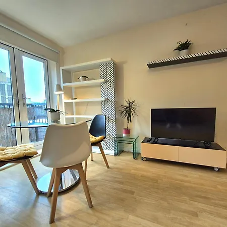 Apartment 2 Bedroom Flat, Minutes From Shoreditch, Spitalfields & Brick Lane, Sleeps 4 Guests London