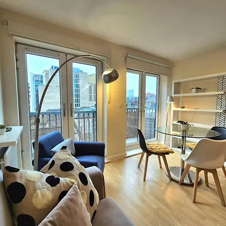2 Bedroom Flat, Minutes From Shoreditch, Spitalfields & Brick Lane, Sleeps 4 Guests *
