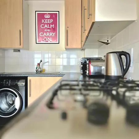 Apartment 2 Bedroom Flat, Minutes From Shoreditch, Spitalfields & Brick Lane, Sleeps 4 Guests *