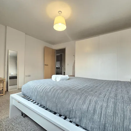 Spacious 1 Bedroom Apartment, Opposite The Metro Station, Very Location Apartment