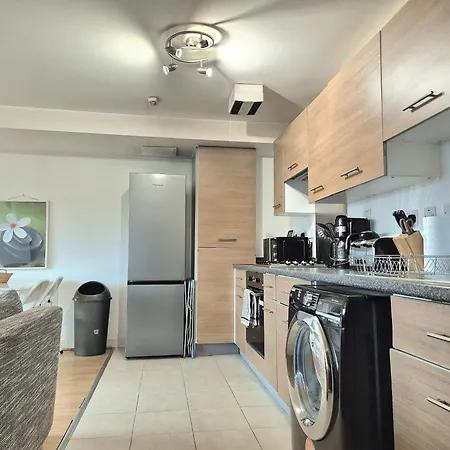 Apartment Spacious 1 Bedroom Apartment, Opposite The Metro Station, Very Location
