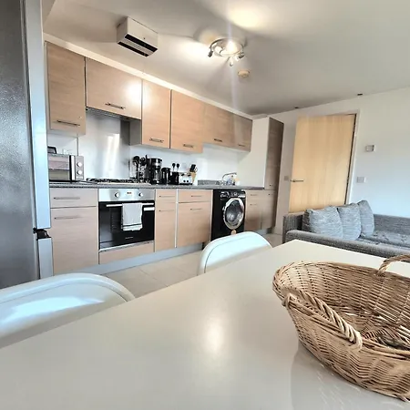Apartment Spacious 1 Bedroom Apartment, Opposite The Metro Station, Very Location *