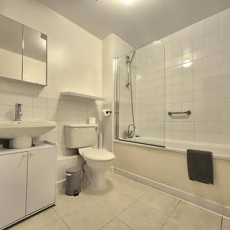 Spacious 1 Bedroom Apartment, Opposite The Metro Station, Very Location Apartment London