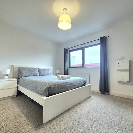Spacious 1 Bedroom Apartment, Opposite The Metro Station, Very Location London