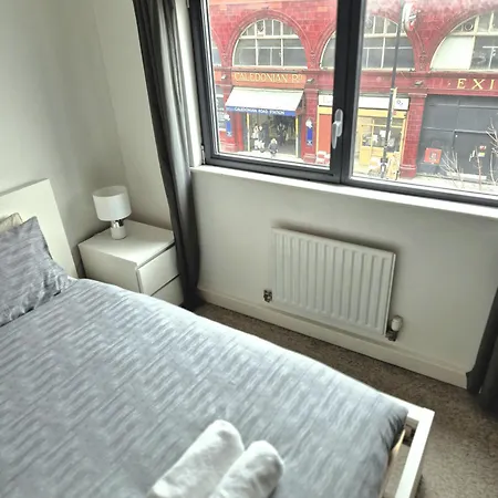 Spacious 1 Bedroom Apartment, Opposite The Metro Station, Very Location London