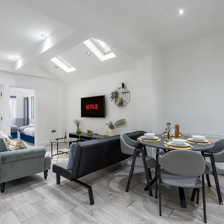 Spacious & Comfortable 3-bedroom Retreat In Nw10 *