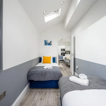 Spacious & Comfortable 3-bedroom Retreat In Nw10 Holiday home