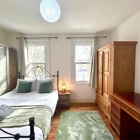 Stunning 2bedroom House With Backyard In Stratford Apartment