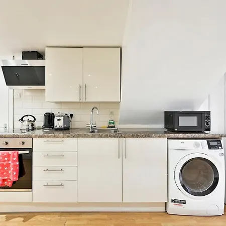 1-bedroom Flat Near Tube Apartment