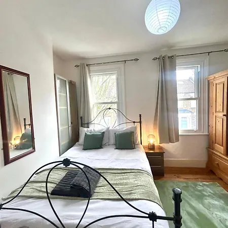 Stunning 2bedroom House With Backyard In Stratford