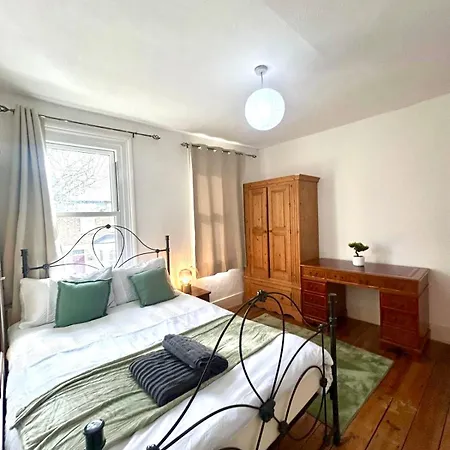 Stunning 2bedroom House With Backyard In Stratford Apartment London