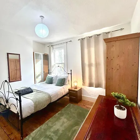 Stunning 2bedroom House With Backyard In Stratford Apartment *