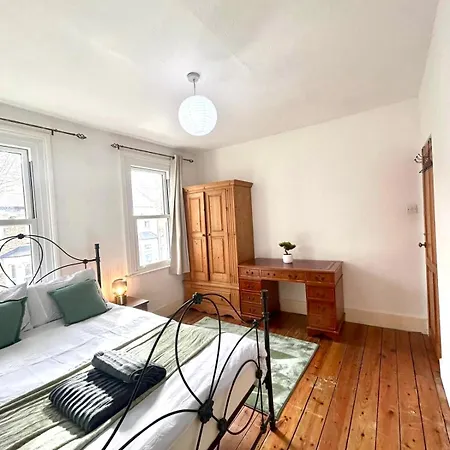 Apartment Stunning 2bedroom House With Backyard In Stratford London
