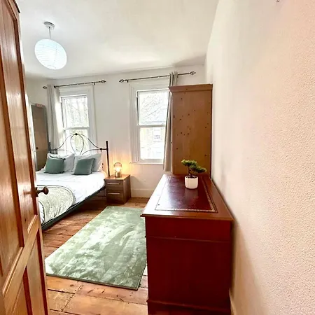 Stunning 2bedroom House With Backyard In Stratford *