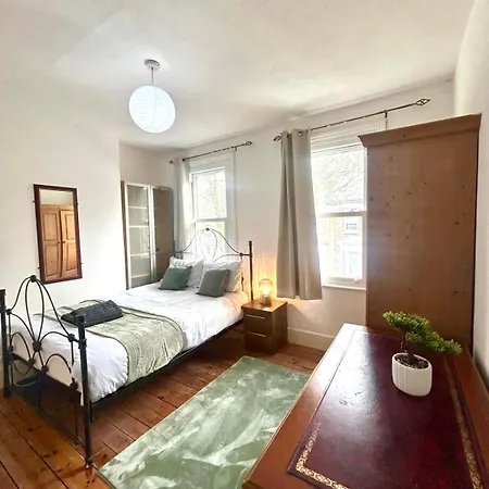 Stunning 2bedroom House With Backyard In Stratford Apartment London