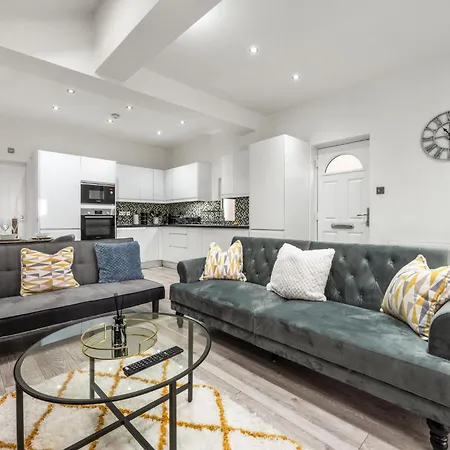 Holiday home Spacious & Comfortable 3-bedroom Retreat In Nw10 *