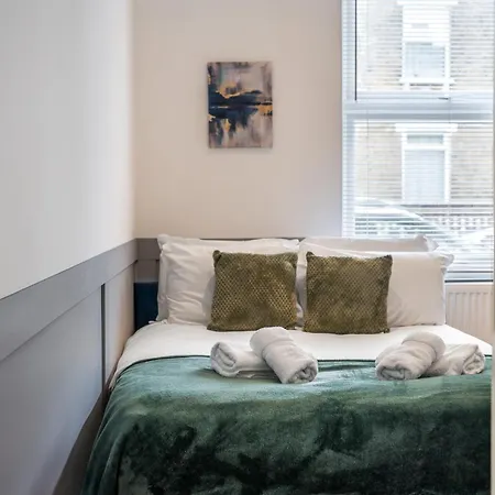 Spacious & Comfortable 3-bedroom Retreat In Nw10 Holiday home London