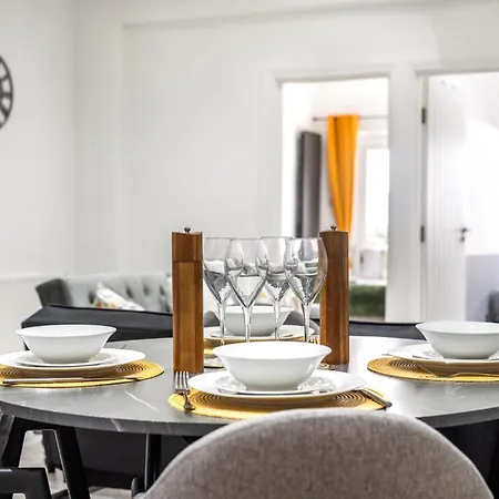 Holiday home Spacious & Comfortable 3-bedroom Retreat In Nw10 London