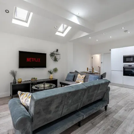 Spacious & Comfortable 3-bedroom Retreat In Nw10 London