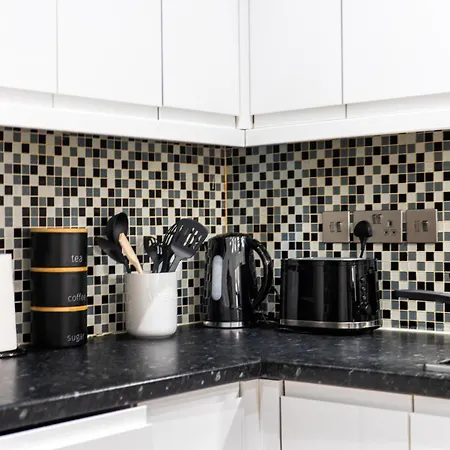 Spacious & Comfortable 3-bedroom Retreat In Nw10 Holiday home *