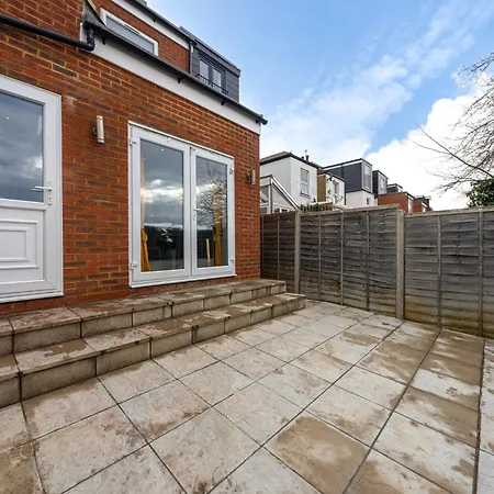 Spacious & Comfortable 3-bedroom Retreat In Nw10 Holiday home London