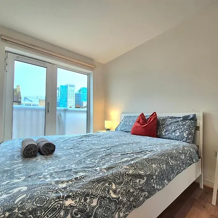2 Bedroom Flat, Minutes From Shoreditch, Spitalfields & Brick Lane, Sleeps 4 Guests Apartment
