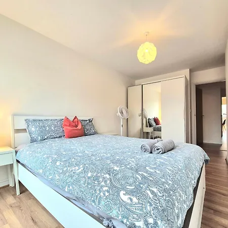 2 Bedroom Flat, Minutes From Shoreditch, Spitalfields & Brick Lane, Sleeps 4 Guests *