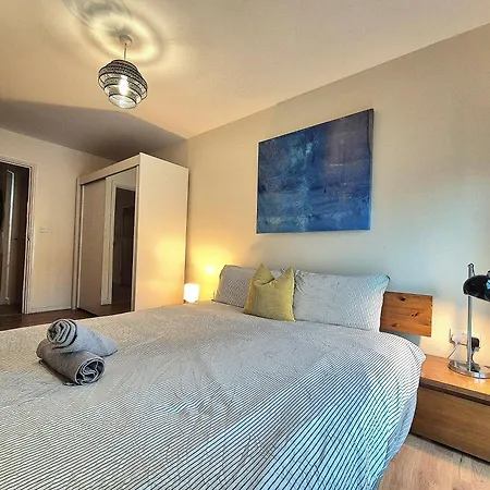 Apartment 2 Bedroom Flat, Minutes From Shoreditch, Spitalfields & Brick Lane, Sleeps 4 Guests *