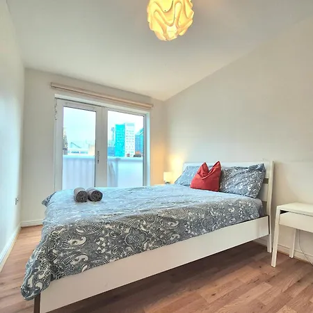 2 Bedroom Flat, Minutes From Shoreditch, Spitalfields & Brick Lane, Sleeps 4 Guests London