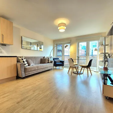2 Bedroom Flat, Minutes From Shoreditch, Spitalfields & Brick Lane, Sleeps 4 Guests