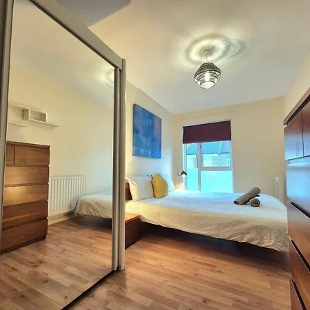 2 Bedroom Flat, Minutes From Shoreditch, Spitalfields & Brick Lane, Sleeps 4 Guests Apartment