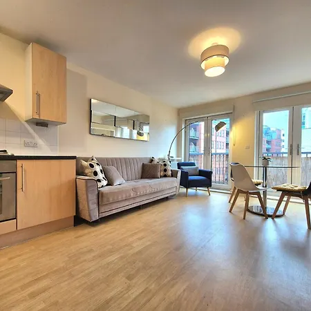2 Bedroom Flat, Minutes From Shoreditch, Spitalfields & Brick Lane, Sleeps 4 Guests * London