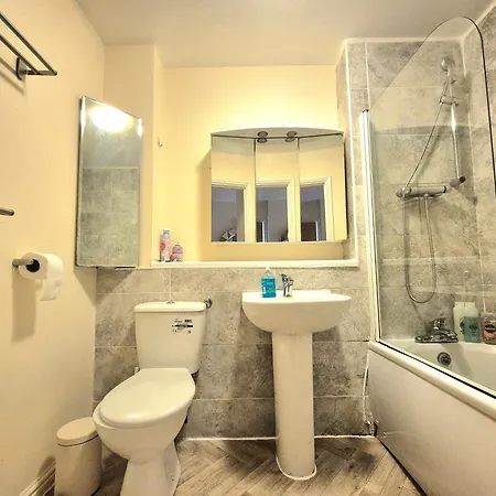 2 Bedroom Flat, Minutes From Shoreditch, Spitalfields & Brick Lane, Sleeps 4 Guests Apartment *