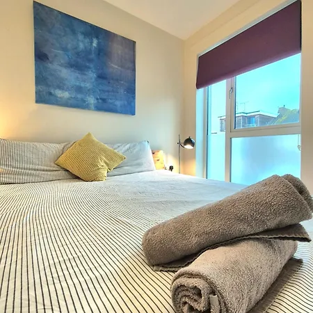 Apartment 2 Bedroom Flat, Minutes From Shoreditch, Spitalfields & Brick Lane, Sleeps 4 Guests *