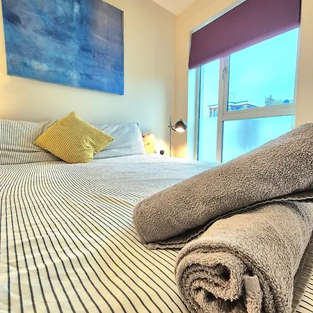 2 Bedroom Flat, Minutes From Shoreditch, Spitalfields & Brick Lane, Sleeps 4 Guests *