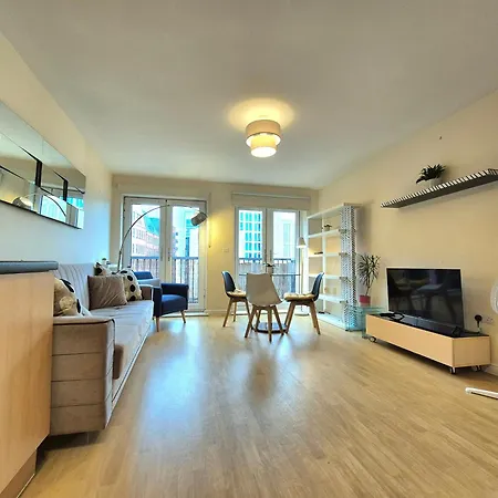 2 Bedroom Flat, Minutes From Shoreditch, Spitalfields & Brick Lane, Sleeps 4 Guests Apartment *