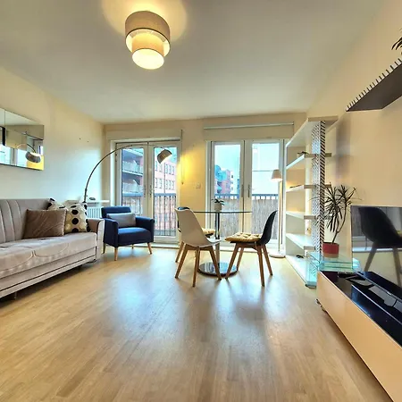 2 Bedroom Flat, Minutes From Shoreditch, Spitalfields & Brick Lane, Sleeps 4 Guests Apartment London
