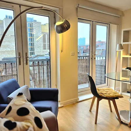 2 Bedroom Flat, Minutes From Shoreditch, Spitalfields & Brick Lane, Sleeps 4 Guests