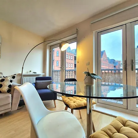Apartment 2 Bedroom Flat, Minutes From Shoreditch, Spitalfields & Brick Lane, Sleeps 4 Guests *