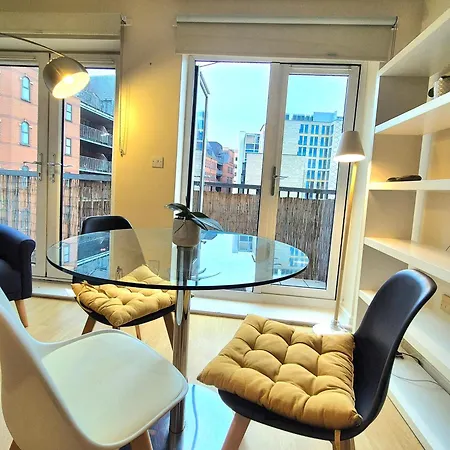 2 Bedroom Flat, Minutes From Shoreditch, Spitalfields & Brick Lane, Sleeps 4 Guests London
