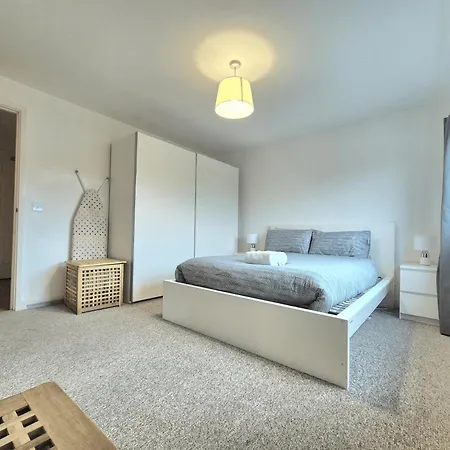 Apartment Spacious 1 Bedroom Apartment, Opposite The Metro Station, Very Location London
