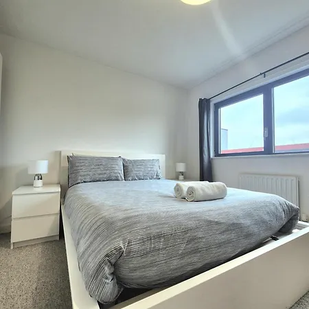 Apartment Spacious 1 Bedroom Apartment, Opposite The Metro Station, Very Location *