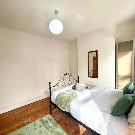 Apartment Stunning 2bedroom House With Backyard In Stratford *