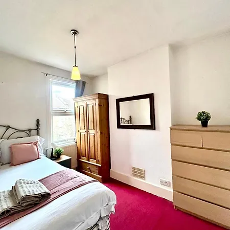 Stunning 2bedroom House With Backyard In Stratford Apartment London