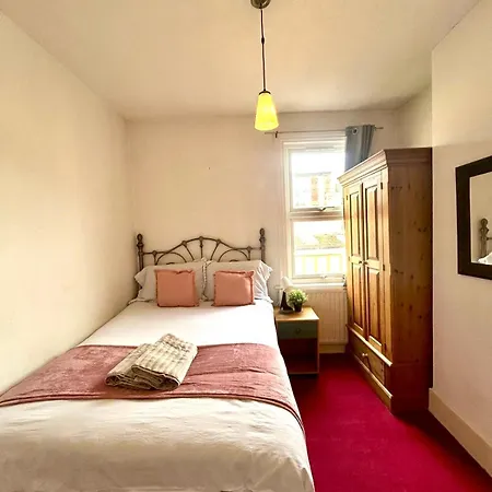 Apartment Stunning 2bedroom House With Backyard In Stratford